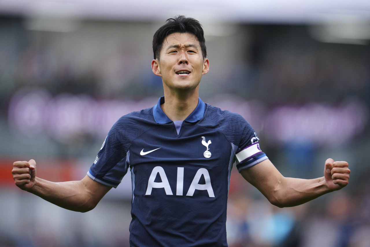 Son Heung-min of Tottenham Hotspur celebrates after scoring a goal against Burnley during the clubs' Premier League match at Turf Moor in Burnley, England, on Sept. 2. (Yonhap)