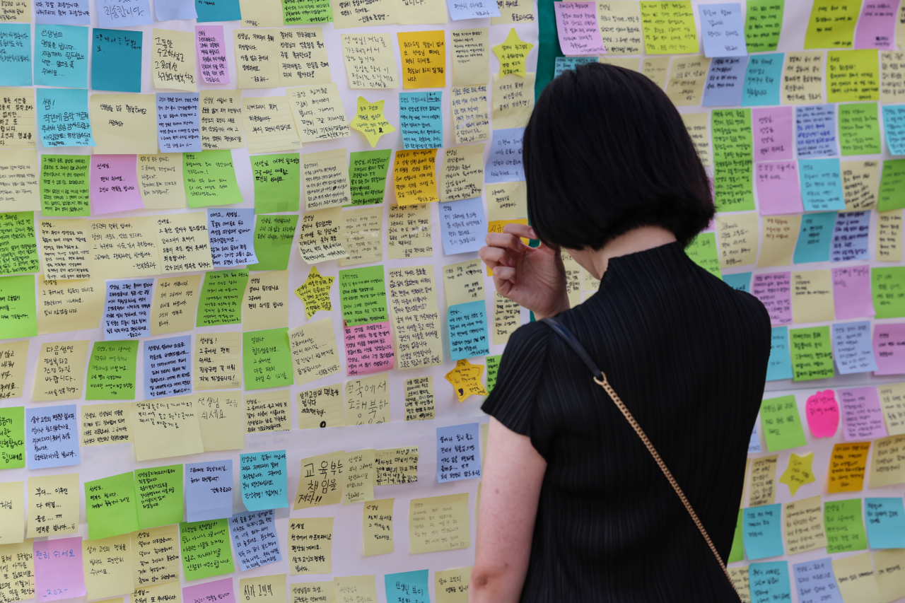 A woman visits the memorial space for a teacher who took her own life last week at an elementary school in Yangcheon-gu, Seoul, Sunday. (Yonhap)