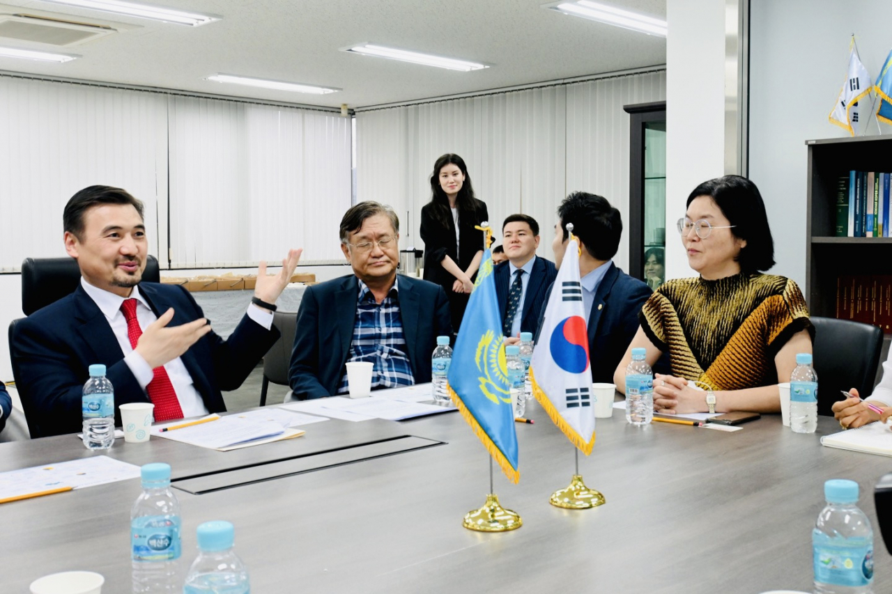 Kazakhstan’s top envoy to Korea, Nurgali Arystanov interacts with press reporters at a round table at Kazakh Embassy in Yongsan-gu, Seoul on Tuesday. (Sanjay Kumar/The Korea Herald)