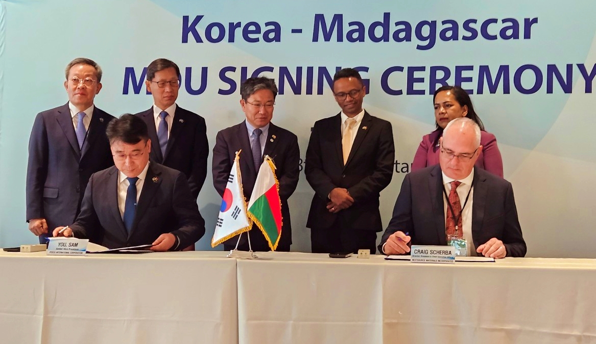 Yoo Sam (front row, left), head of Posco International's green materials department, signs documents with NextSource CEO Craig Scherba (front row, right), in Antananarivo, the capital city of Madagascar, Aug. 28. (Posco International)