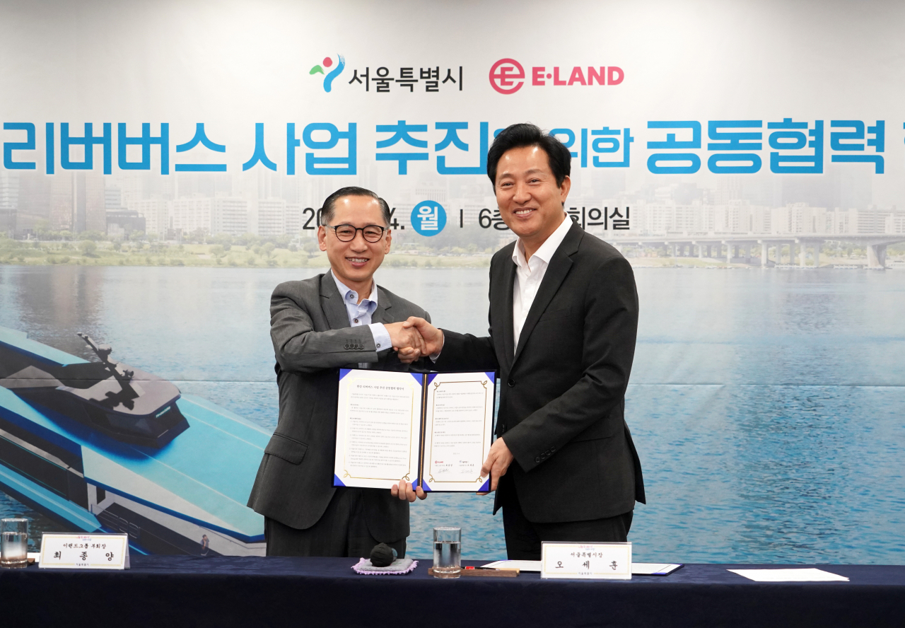 Seoul Mayor Oh Se-hoon (right) signs a cooperation agreement with E-Land Group Vice Chairman Choi Jong-yang for the Hangang River Bus service on Monday. (Seoul Metropolitan Government)