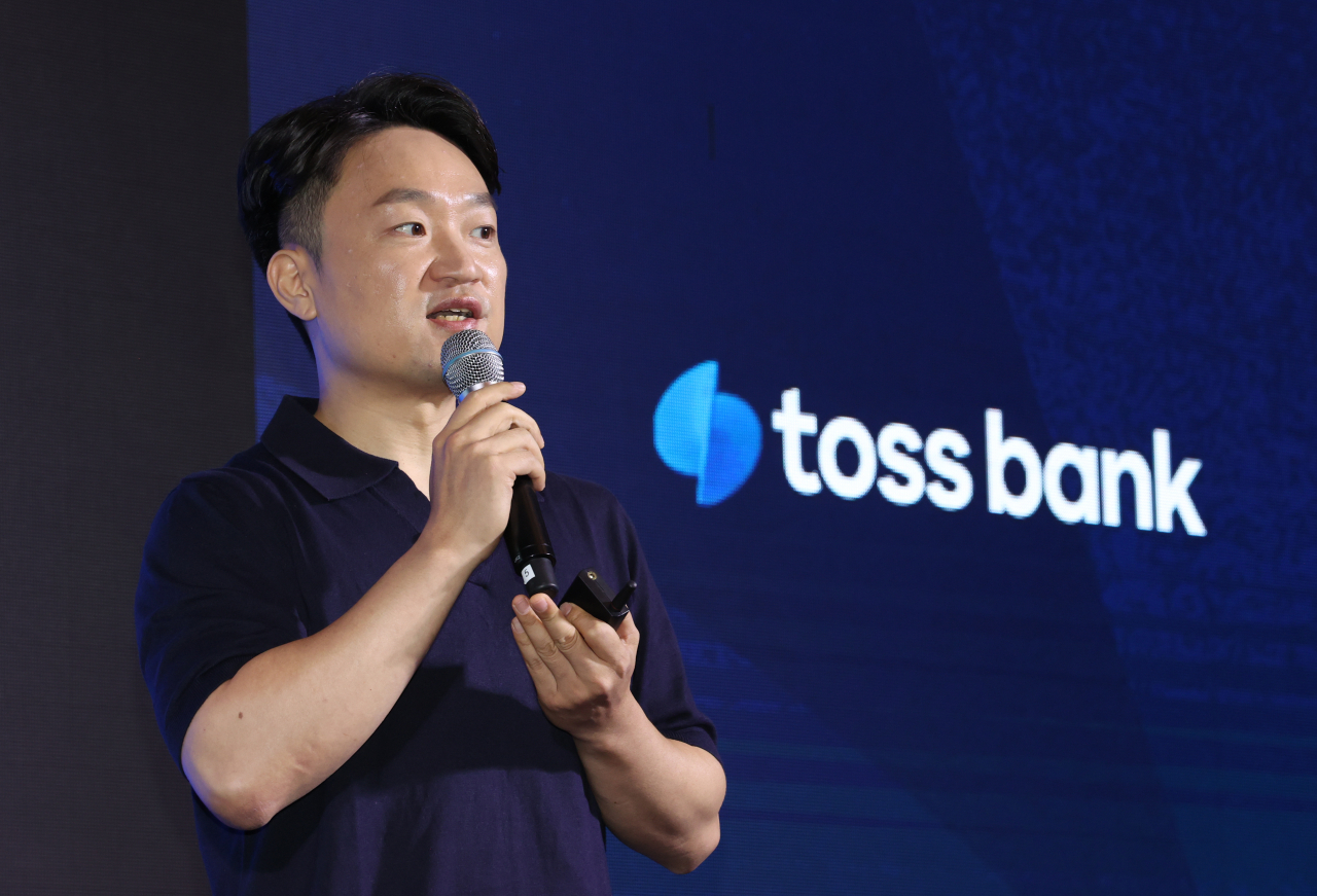 Hong Min-taek, CEO of Toss Bank, talks during a press conference at the Conrad Seoul in Yeouido, Seoul, Tuesday. (Yonhap)