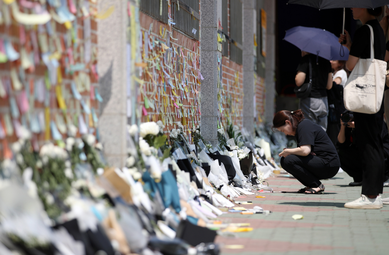 A tribute site for the deceased teacher at the Seoi elementary school in Seoul, July 21 (newsis)