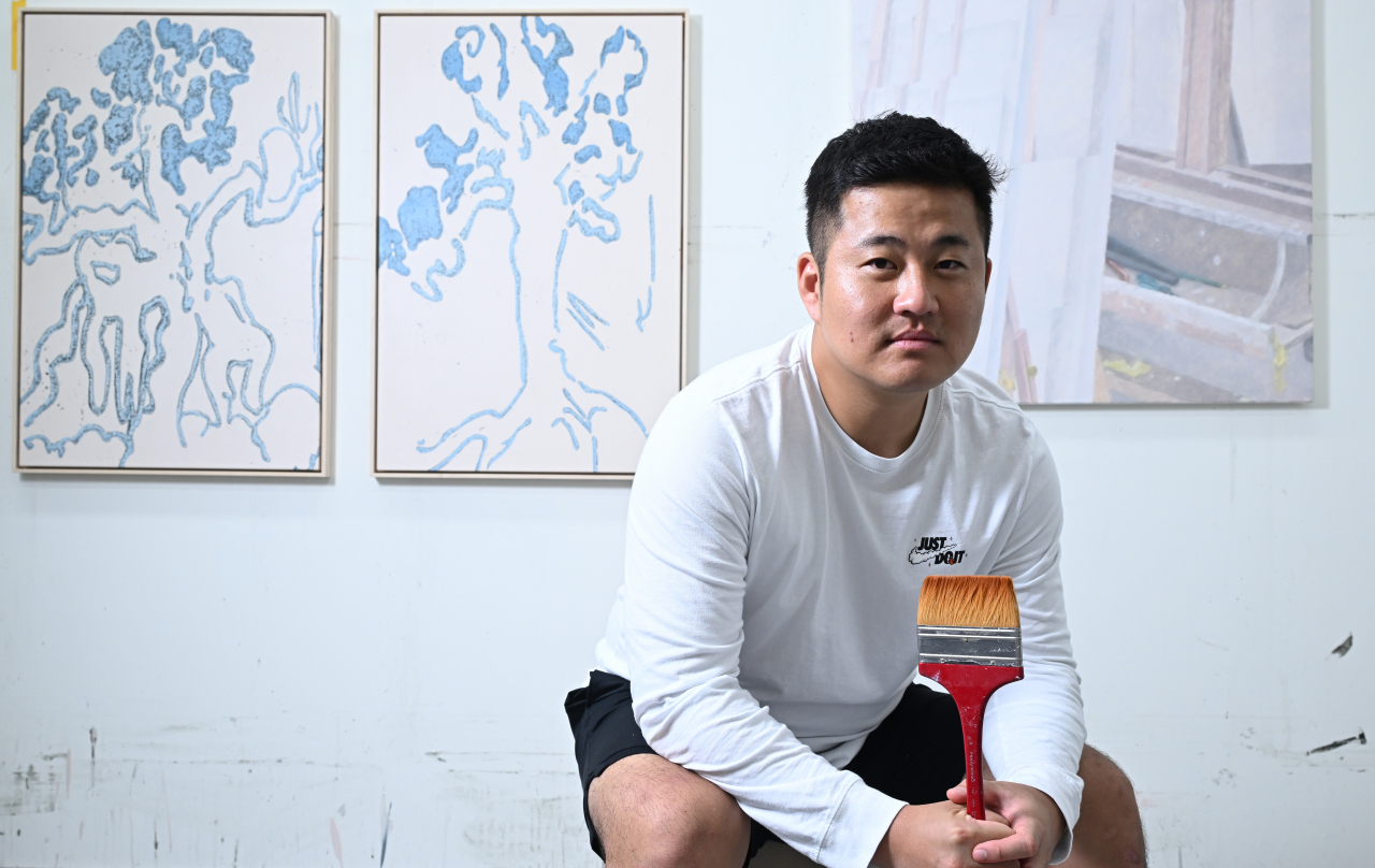 Lim No-sik poses for a photo at his studio in Hwaseong, Gyeonggi Province, on Aug. 28. (Im Se-jun/The Korea Herald)