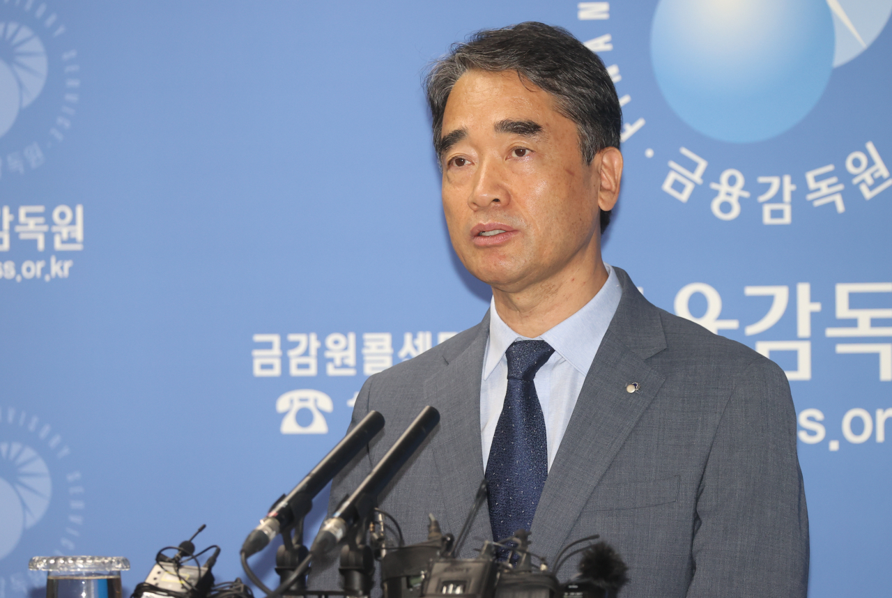 Ham Yong-il, deputy director of capital market accounting at the Financial Supervisory Service speaks during a briefing over the fraud allegations on three asset management firms -- Discovery, Lime and Optimus -- on Aug. 24 in Yeouido, Seoul. (Yonhap)