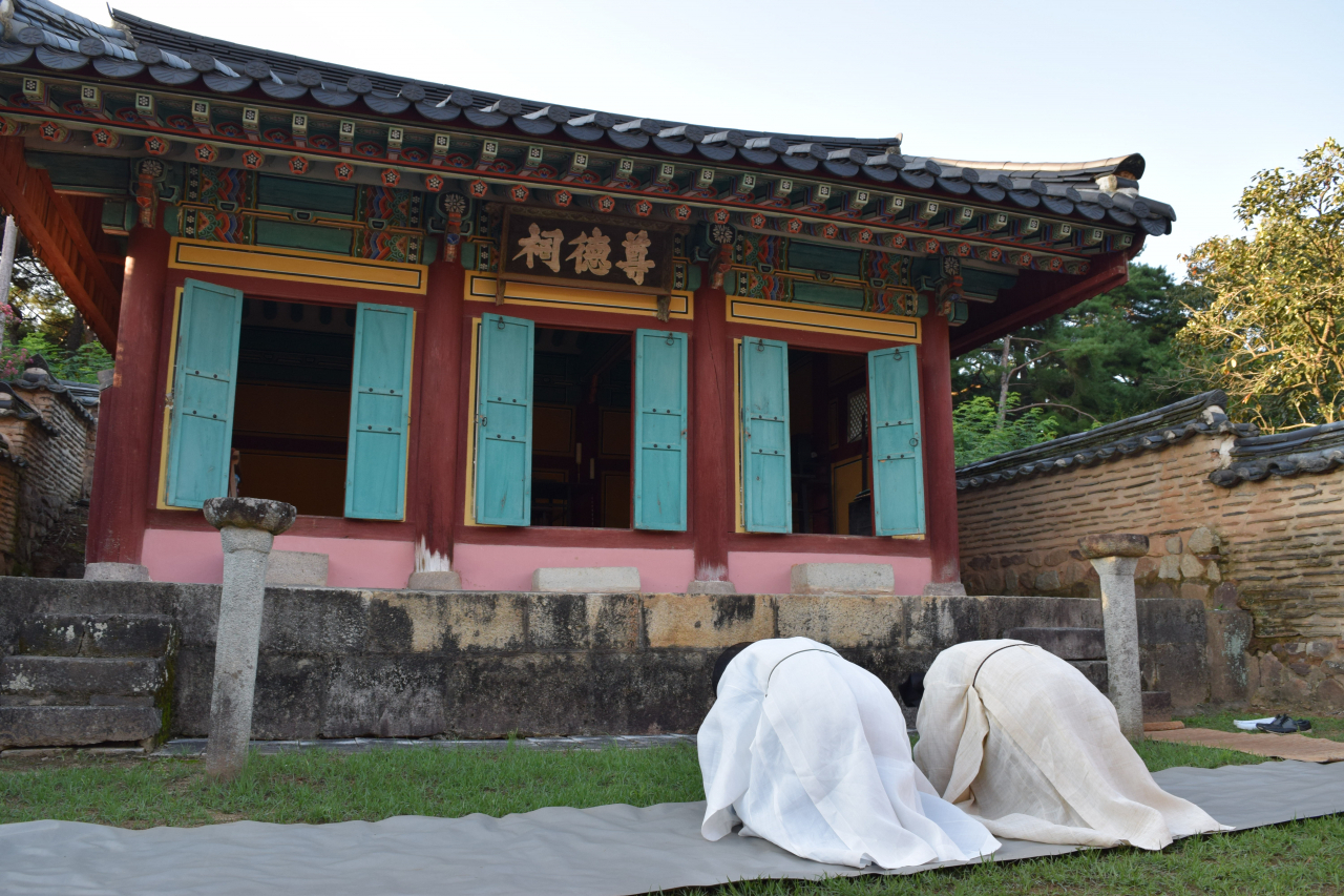People pay their respects to Ryu Seong-ryong, a chief state councilor during King Seonjo's reign at Jondeok Temple. (Kim Hae-yeon/ The Korea Herald)