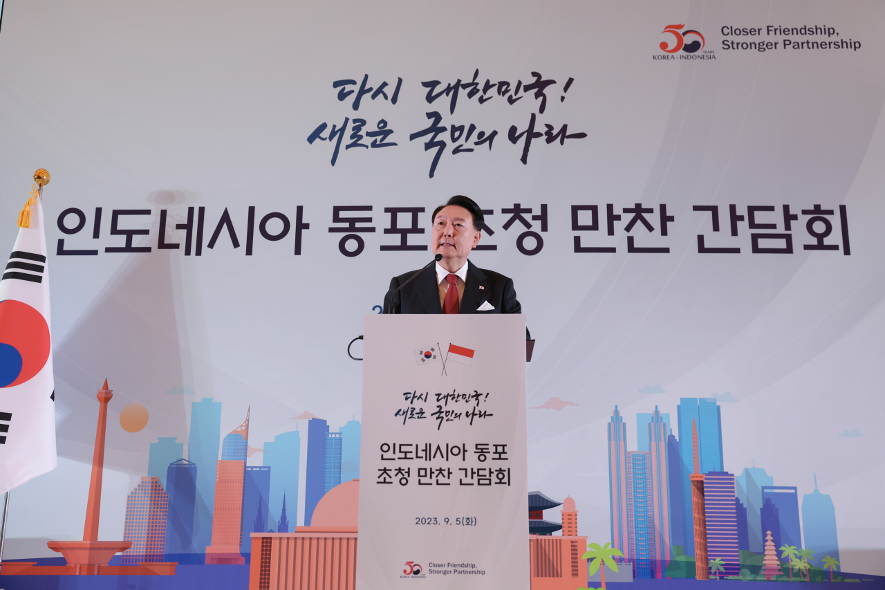 South Korean President Yoon Suk Yeol gives remarks during a dinner meeting with Korean residents in Indonesia at a hotel in Jakarta on Tuesday. (Yonhap)
