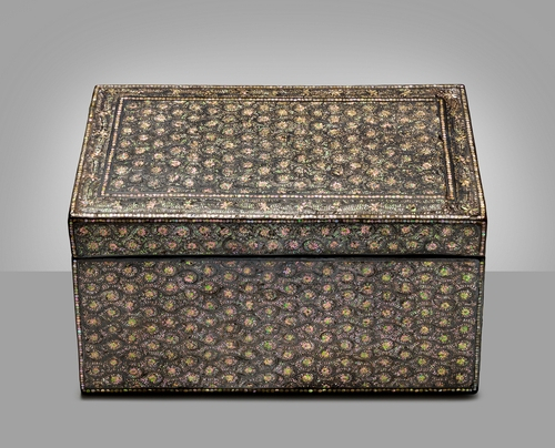 A mother-of-pearl box with a chrysanthemum vine pattern, is believed to date back to the 13th century Goryeo Dynasty. (Yonhap)