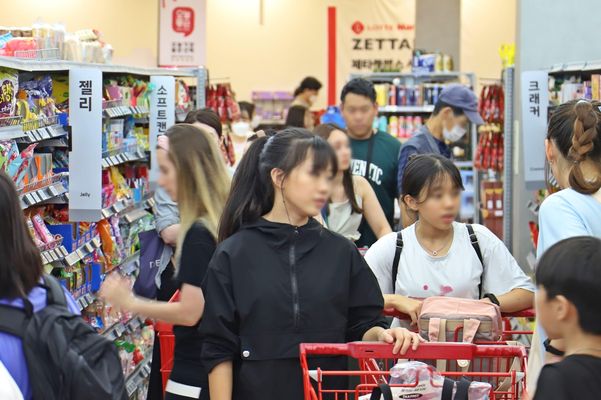 This shows foreigners shopping at Lotte Mart's Seoul Station branch in central Seoul on Wednesday. (Yonhap)