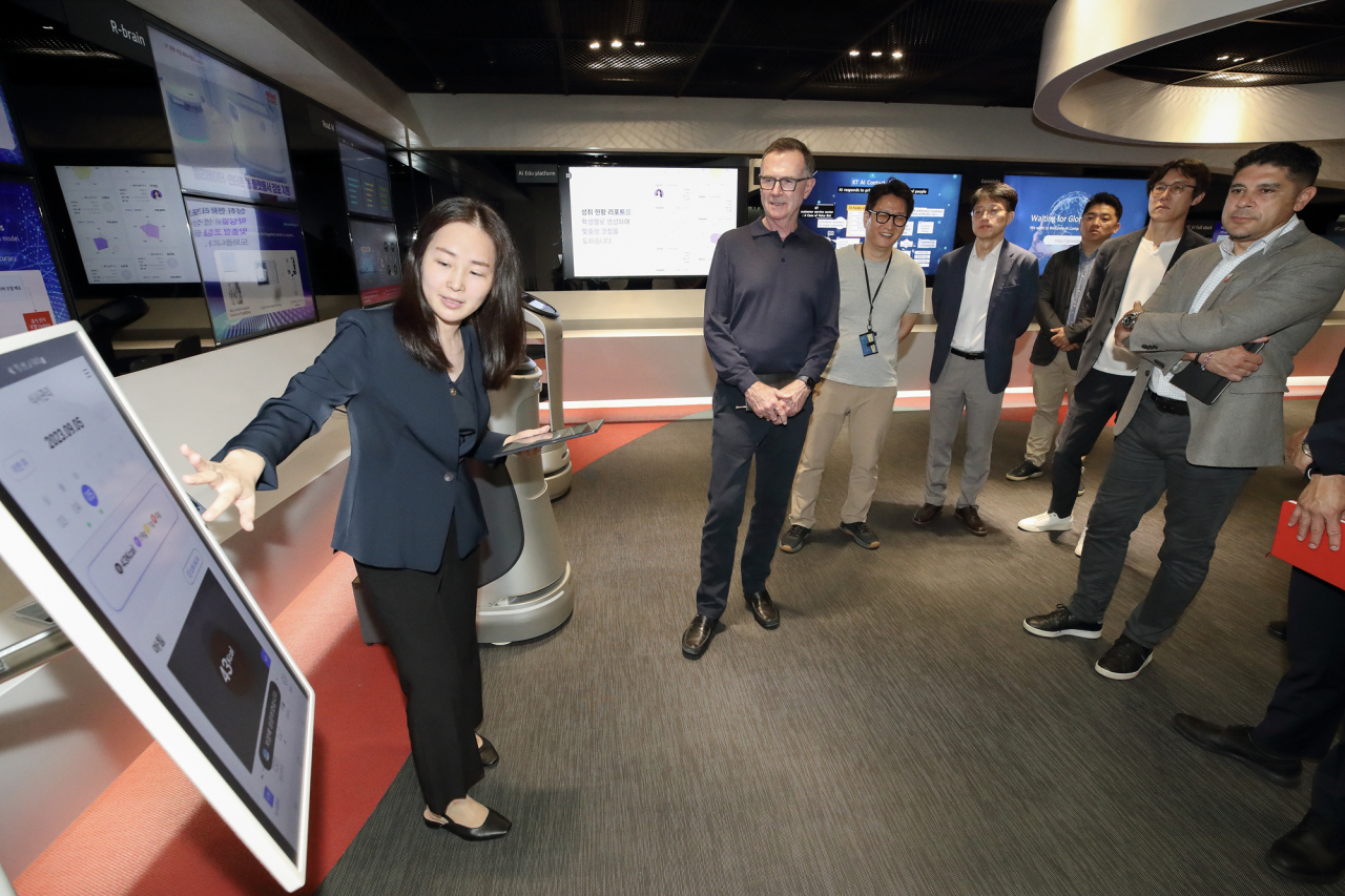 Vector Institute CEO Tony Gaffney (center) is briefed by KT's AI2XL Research Center Director Bae Soon-min, at the telecom giant's R&D center in southern Seoul, Tuesday. (KT Corp.)