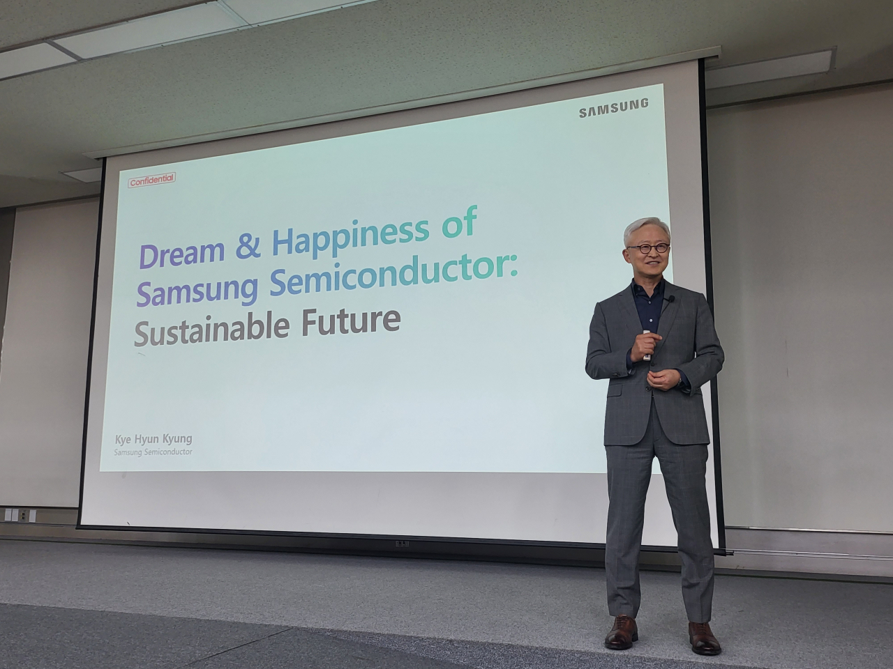 Kyung Kye-hyun, co-CEO at Samsung Electronics who is in charge of the tech giant's chip business, delivers a special lecture at Seoul National University on Tuesday. (Samsung Electronics)