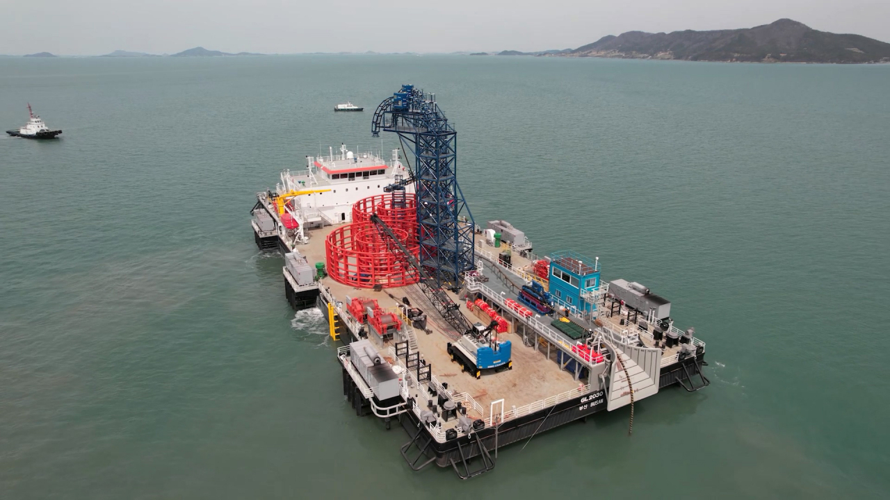 The GL2030, a specialized submarine cable laying vessel acquired from LS Cable & System for 3 billion won ($2.2 million), readies for deployment with the Bigeumdo-Anjwa Undersea Cable Project. (LS Marine Solution)