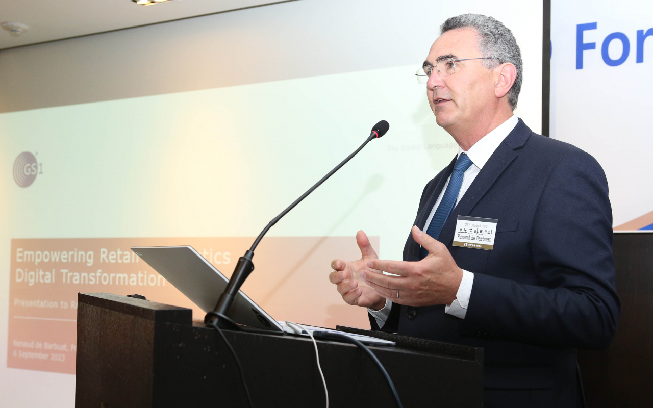 GS1 CEO Renaud de Barbuat speaks during a meeting with Korean business leaders at the Korean Retail and Logistics Industry CEO Forum hosted by the Korea Chamber of Commerce and Industry at the Plaza Hotel in Seoul, Wednesday. (KCCI)
