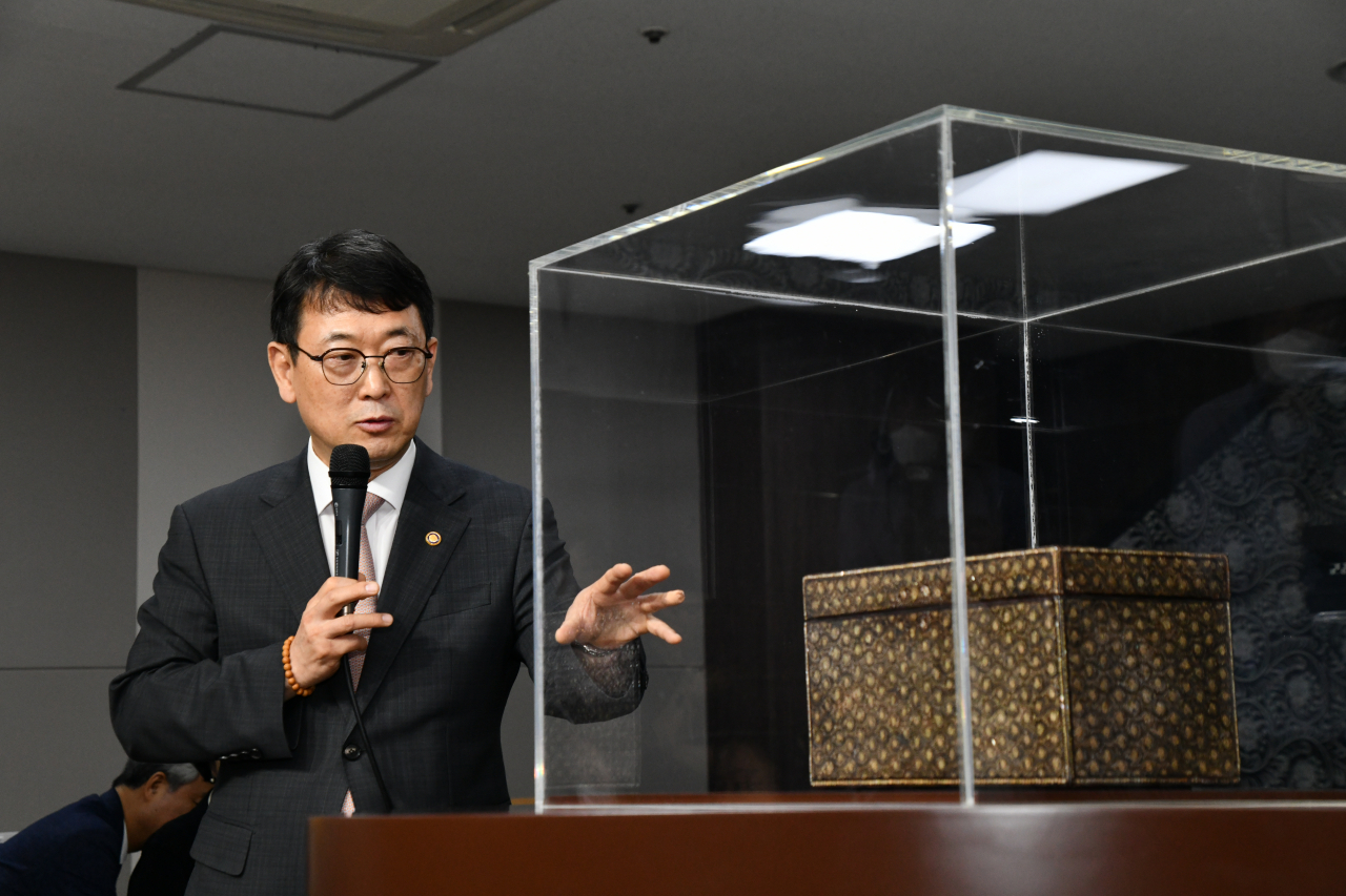 Choi Eung-chon, head of the Cultural Heritage Administration, talks about the recently repatriated Goryeo-era lacquered box at the National Palace Museum of Korea on Wednesday. (CHA)
