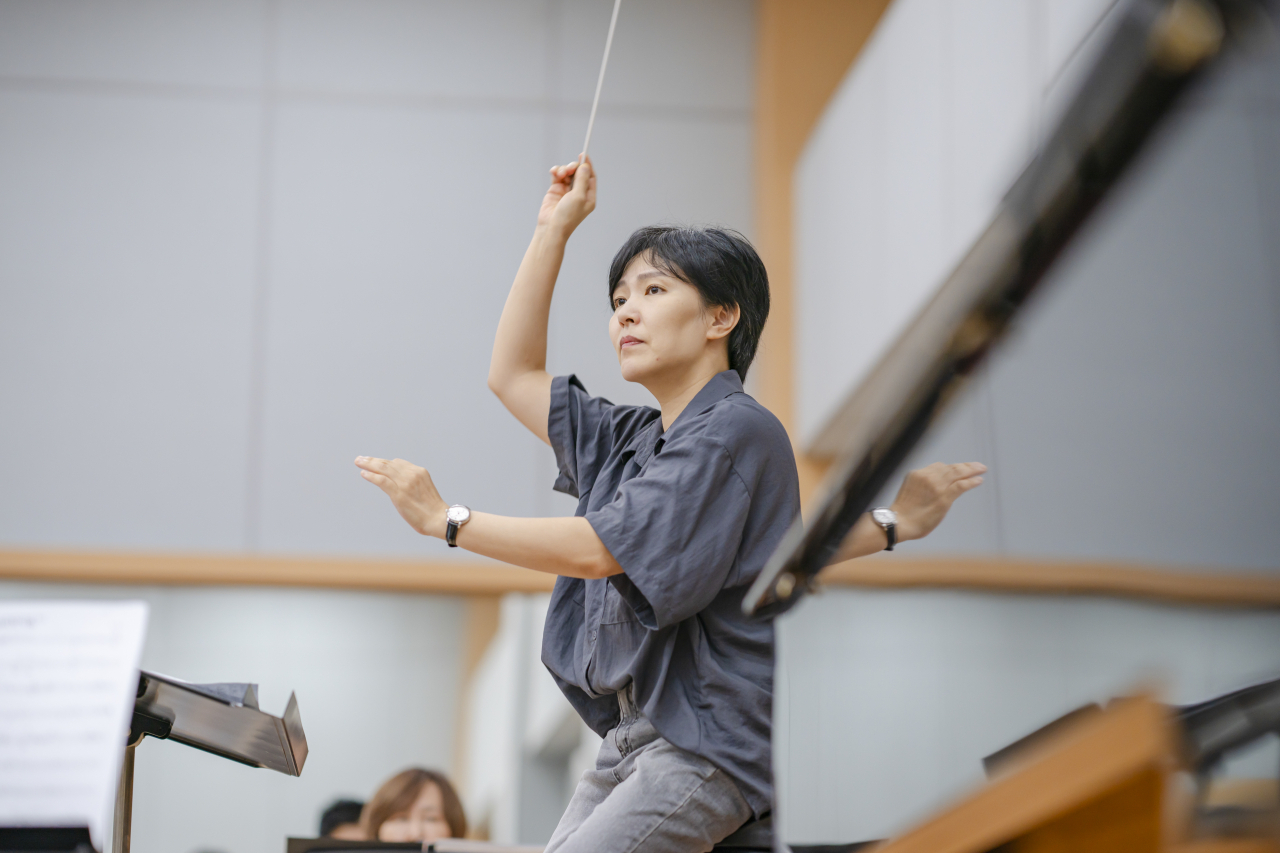 South Korean conductor Year Ja-kyung leads the National Orchestra of Korea, a musical ensemble that specializes in traditional Korean music, during a rehearsal on Aug. 29. (National Theater of Korea)