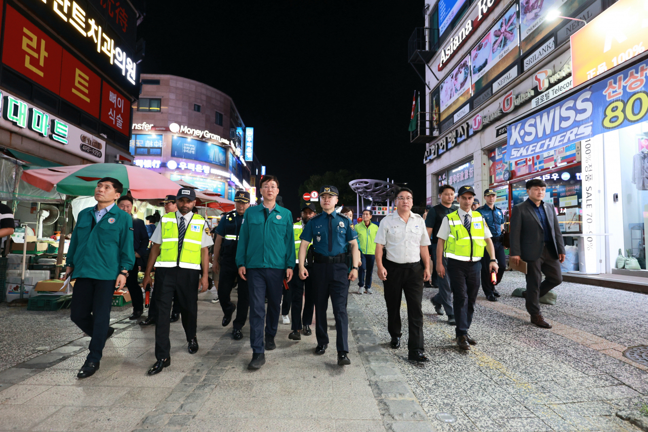 This photo is not directly related to this article. Gyeonggi Nambu Provincial Police Agency chief Hong Ki-hyeon (middle, front row), and police officers patrol an area in Ansan, Gyeonggi Province, on Wednesday. (Yonhap)