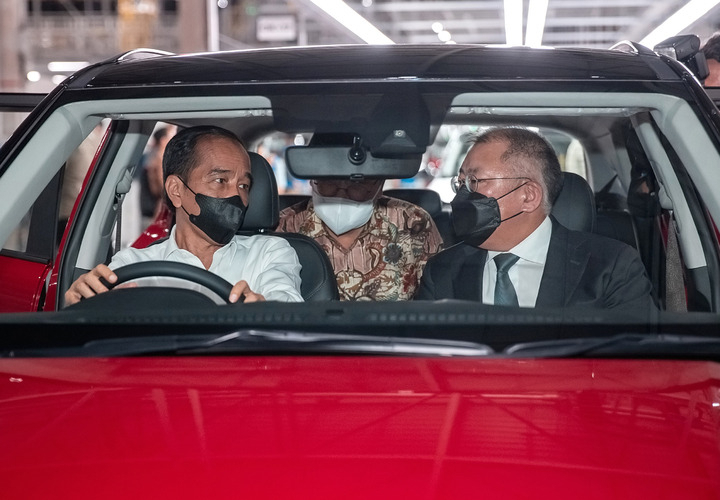 Indonesian President Joko Widodo (left) and Hyundai Motor Group Executive Chair Chung Euisun talk while seated in the Indonesia-only Creta compact, after celebrating the construction of Hyundai’s car manufacturing plant in Bekasi, Indonesia in March this year. (Hyundai Motor Group)