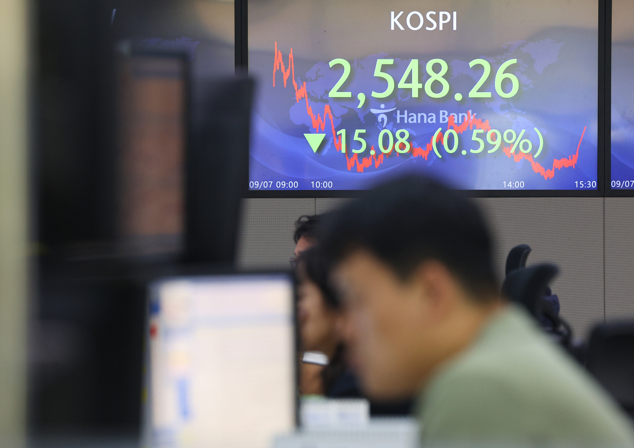 An electronic board showing the Korea Composite Stock Price Index at a dealing room of the Hana Bank headquarters in Seoul on Thursday. (Yonhap)