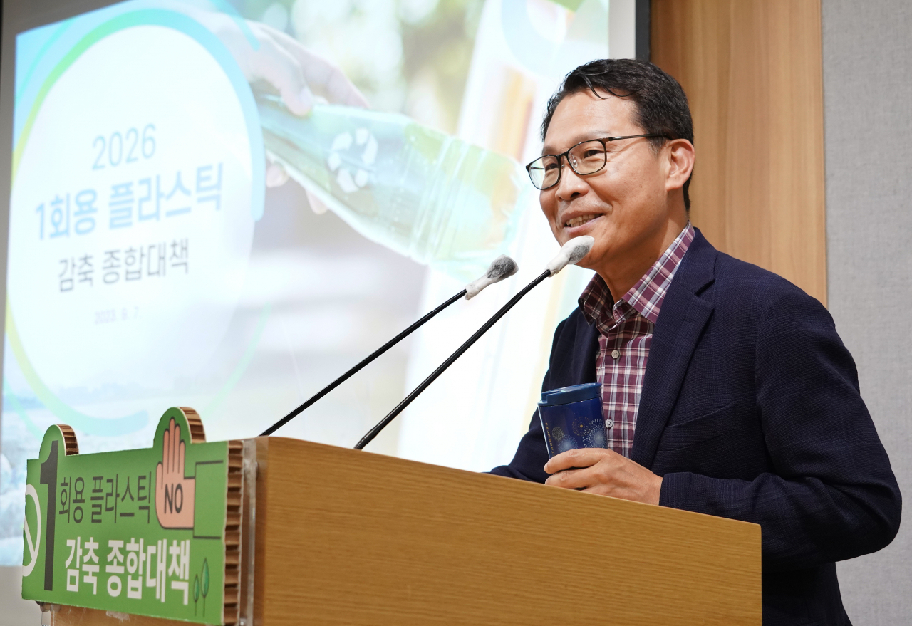 Head of the Seoul Metropolitan Government's Office of Climate and Environment Lee In-keun talks during a presentation on the city government's new Comprehensive Disposable Plastic Waste Reduction Plan, at Seoul City Hall on Thursday. (Yonhap)