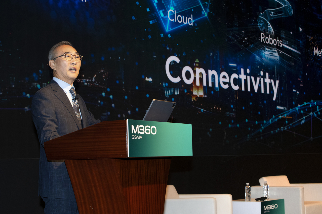 KT Corp.'s new CEO, Kim Young-shub, delivers a keynote speech at the opening ceremony of the M360 APAC event in Seoul, Thursday. (KT Corp.)