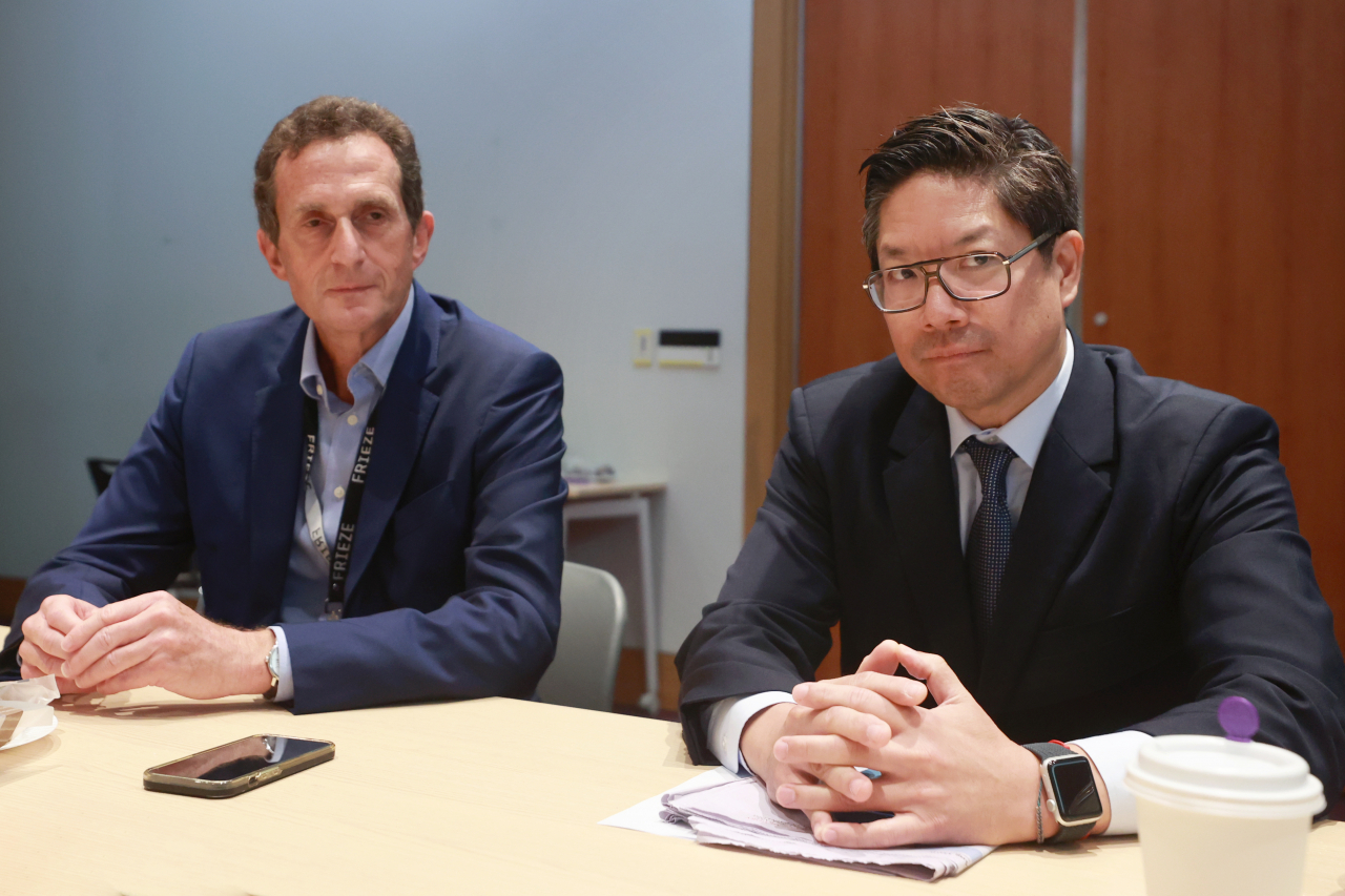 Frieze CEO Simon Fox (left) and Frieze Seoul's director Patrick Lee (Yonhap)