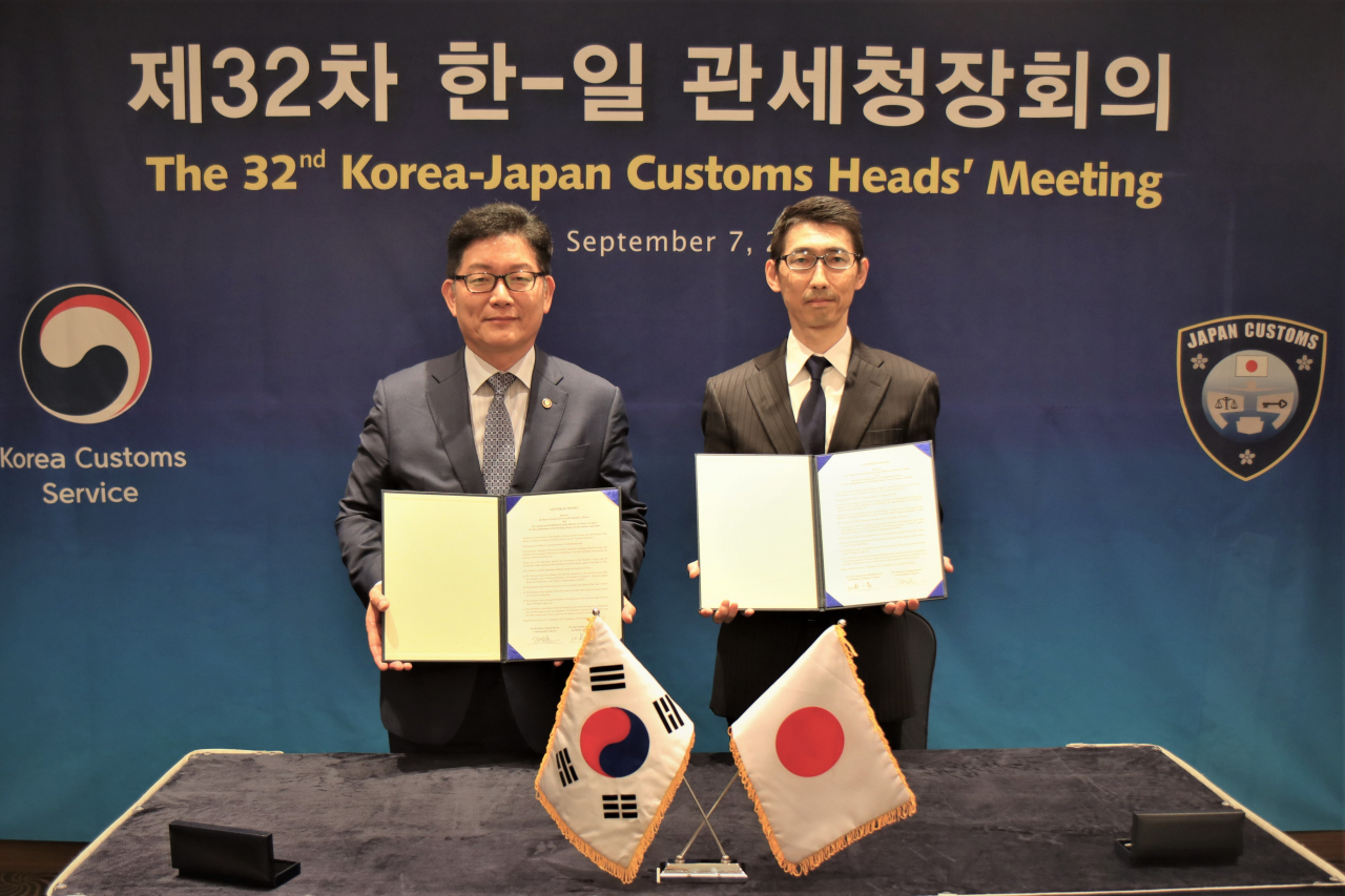 Commissioner Ko Kwang-hyo (left) poses for a photo with his Japanese counterpart during a meeting in Seoul on Thursdsay. (Yonhap)
