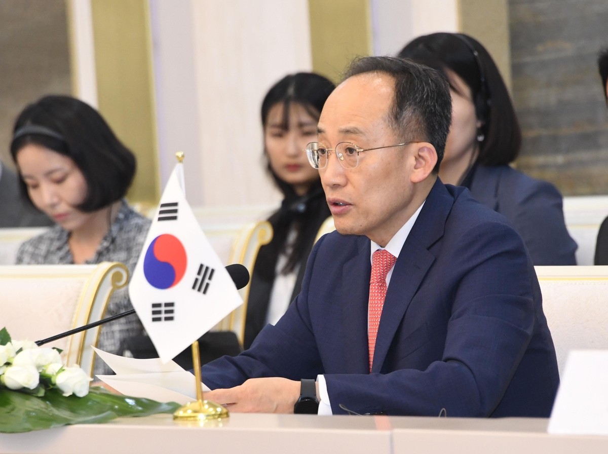 Finance Minister Choo Kyung-ho speaks during a bilateral meeting with his Uzbek counterpart in Tashkent on Thursday. (Yonhap)