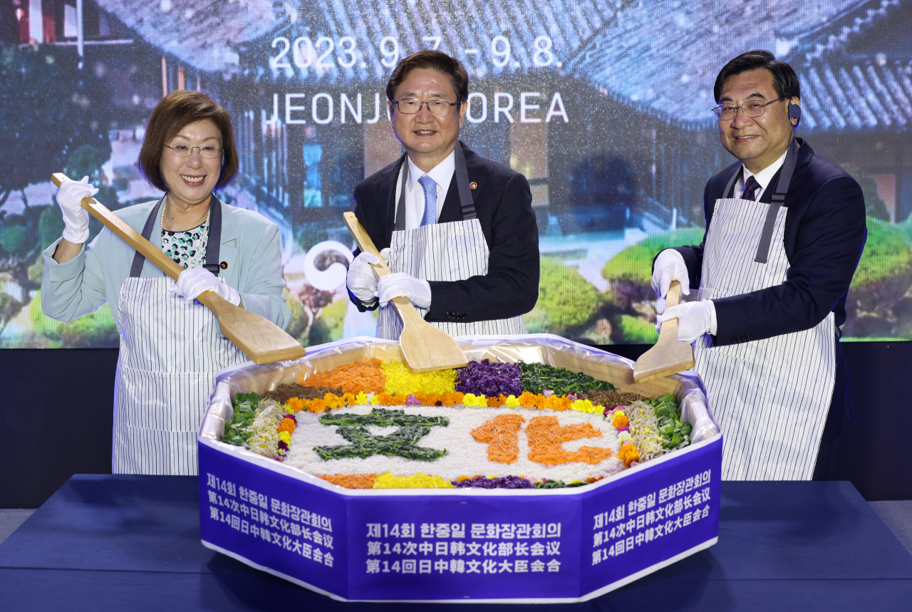 From left: Keiko Nagaoka, Japan's minister of education, culture, sports, science and technology, Park Bo-gyoon, South Korea's minister of culture, sports and tourism, and Hu Heping, China's minister of culture, pose for photos at a trilateral arts festival in Jeonju, North Jeolla Province, Thursday. (Yonhap)