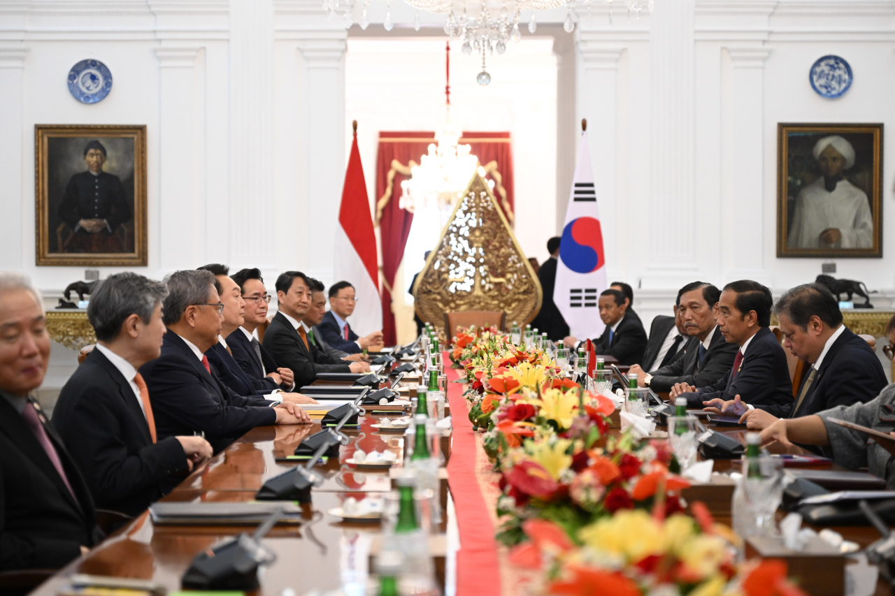 South Korean President Yoon Suk Yeol (fourth from left) holds expanded summit talks with Indonesian President Joko Widodo (second from right) at the presidential palace in Jakarta, Indonesia, Friday. (Yonhap)