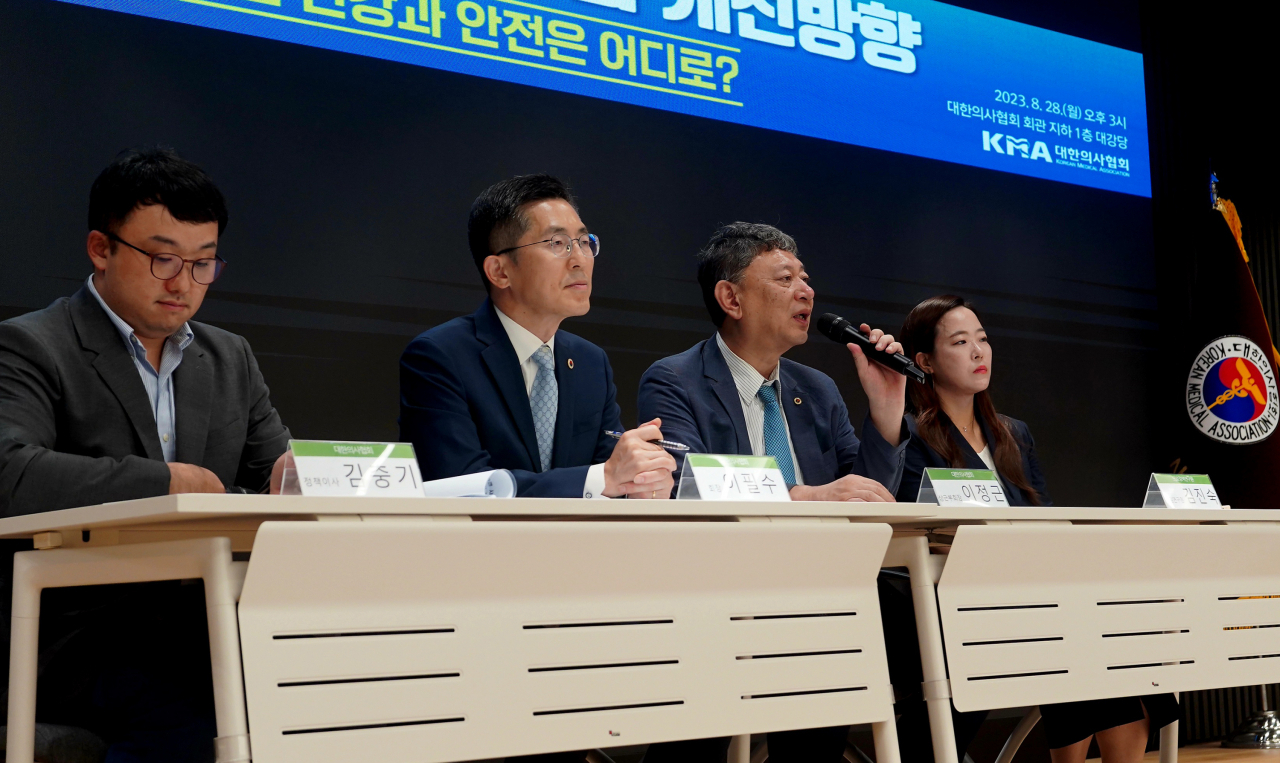 لی جیونگ کیون (دائیں سے دوسرے)، کورین میڈیکل ایسوسی ایشن کے نائب صدر، یونگسان گو، سیئول، 28 اگست میں KMA ہیڈ کوارٹر میں منعقدہ ایک پریس کانفرنس کے دوران خطاب کر رہے ہیں۔  (KMA)