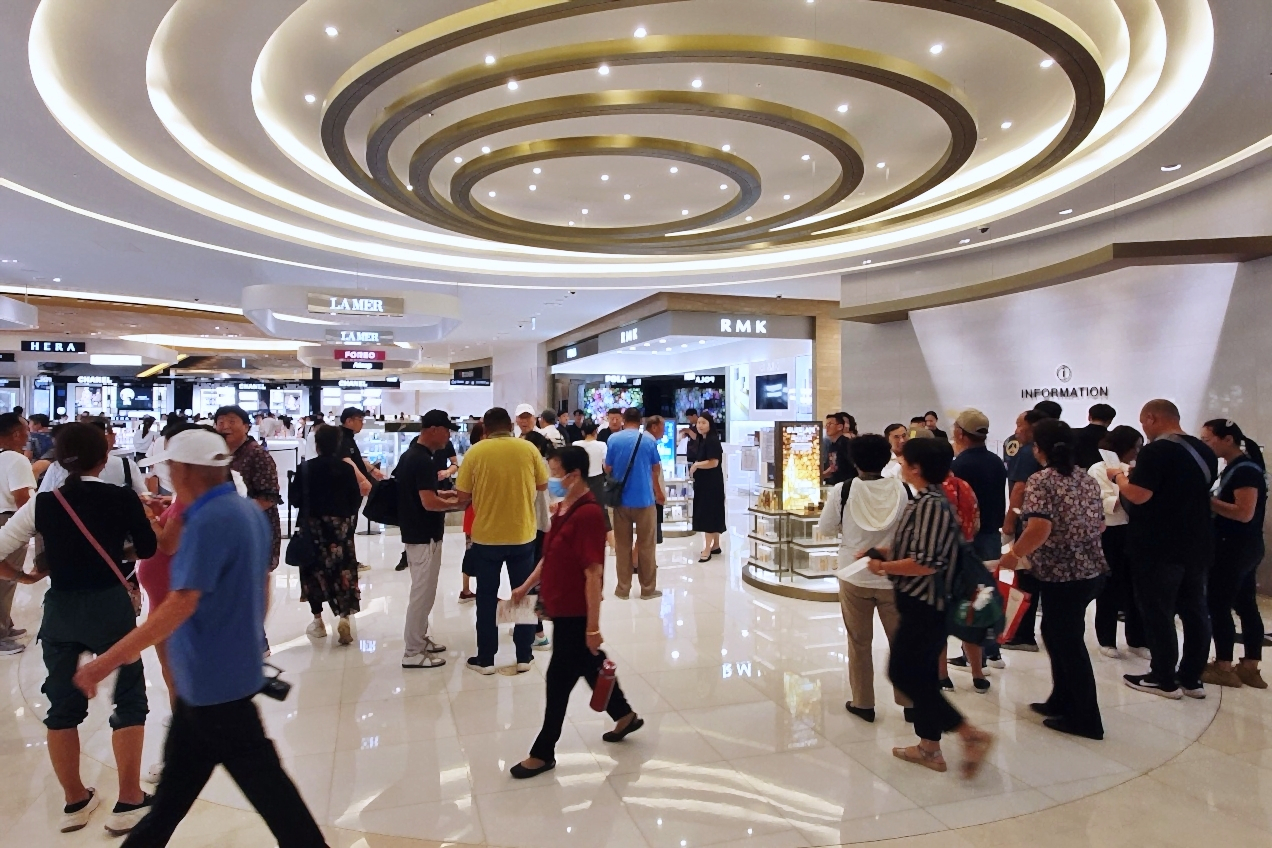 The Shilla I-Park Duty Free Shop in Yongsan, central Seoul, bustles with Chinese tourists on Friday. (HDC Shilla Duty Free)
