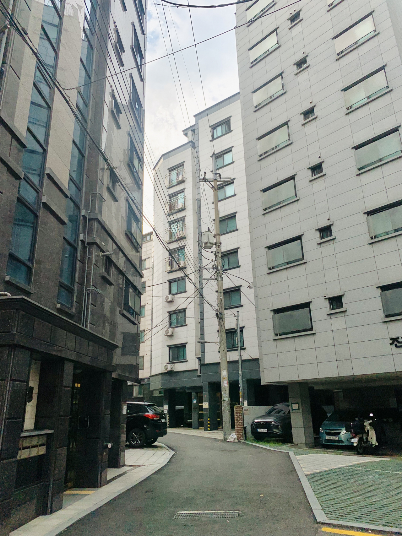 Newly built multi-dwelling units are seen in Sillim-dong's residential area (No Kyung-min/The Korea Herald)