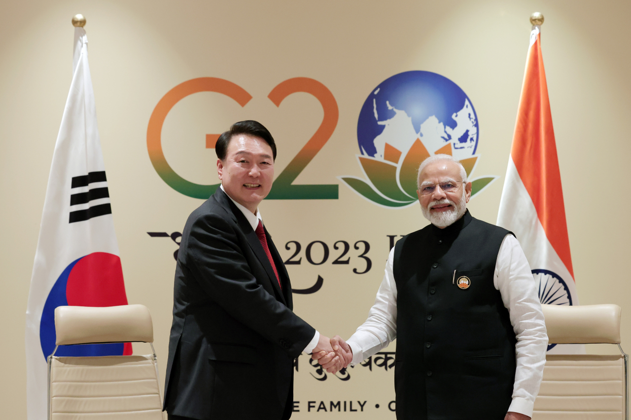 President Yoon Suk Yeol and Indian Prime Minister Narendra Modi pose for a photo during their bilateral meeting held on the sidelines of a Group of 20 summit in New Delhi on Sunday. (Pool photo) (Yonhap)