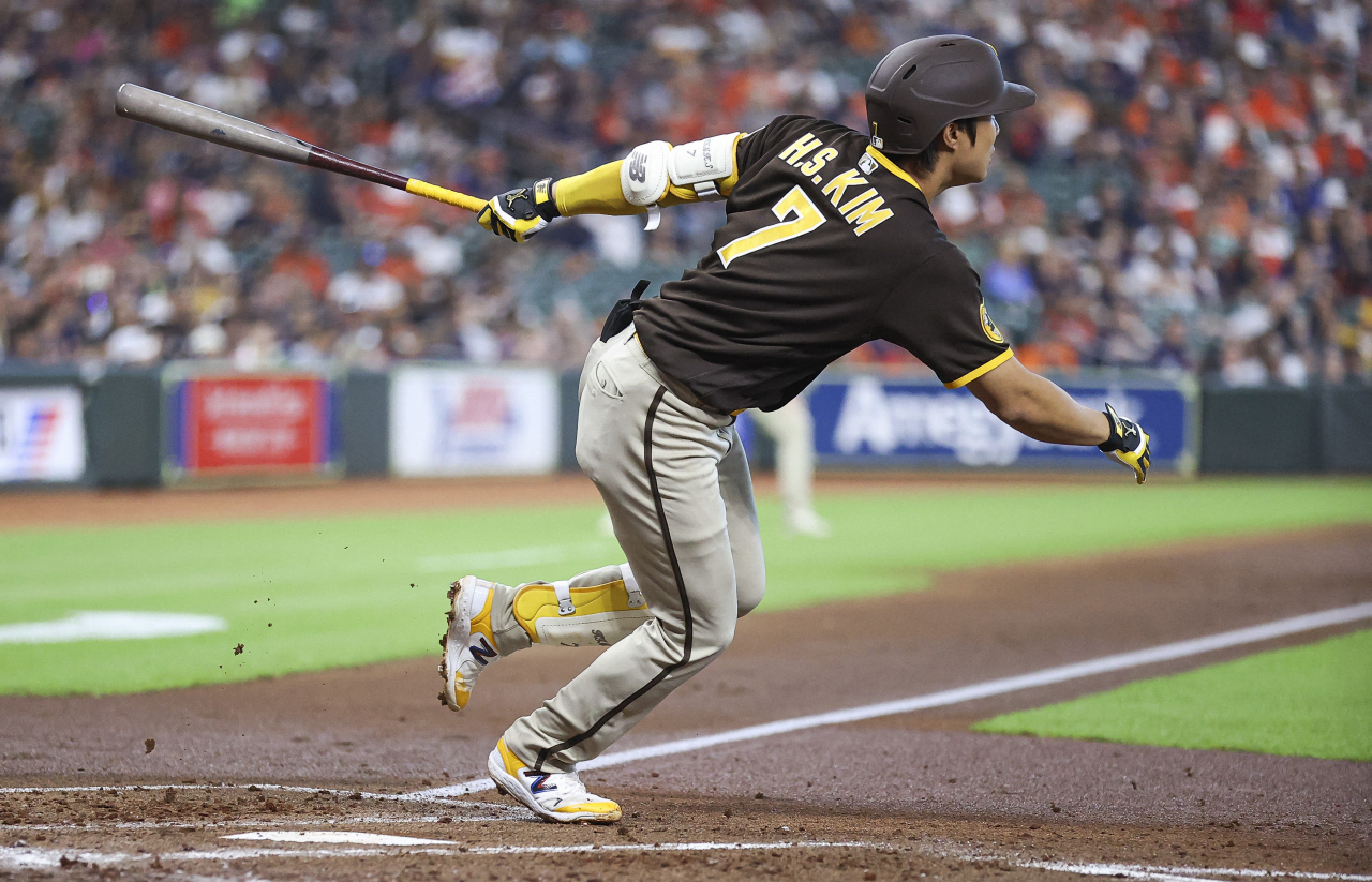 Kim Ha-seong of the San Diego Padres hits a single against the Houston Astros during the top of the third inning of a Major League Baseball regular season game at Minute Maid Park in Houston on Sunday. (Yonhap)