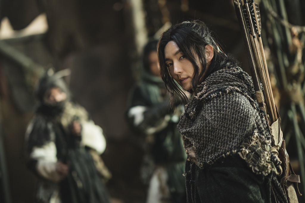Lee Joon-gi plays Eun-seom, leader of the Ago tribe, in 