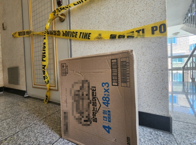 An empty diaper box lies in front of a low-rise apartment unit in Jeonju, North Jeolla Province, where an unregistered 4-year-old boy was found on Friday. (Yonhap)