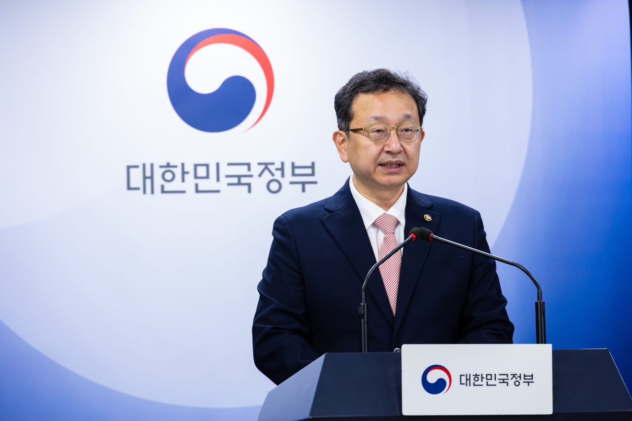 Deputy Chairman Jeong Seung-yoon of the Anti-Corruption and Civil Rights Commission speaks in a press briefing at the government complex in Seoul on Tuesday. (Yonhap)