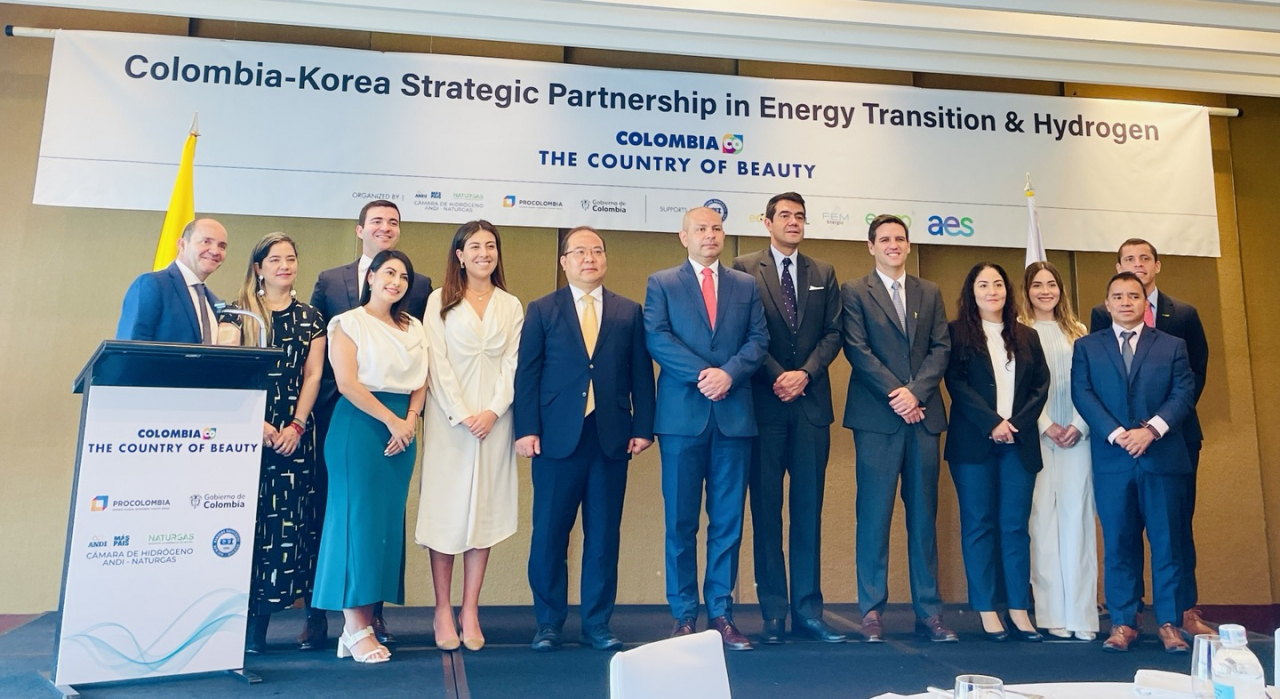 Attendees pose for a group photo at the Colombia-Korea Renewable Energy and Hydrogen Strategic Partnership Seminar at Grand Hyatt Seoul in Yongsan-gu, on Tuesday. (Shirley Vega/Procolombia)