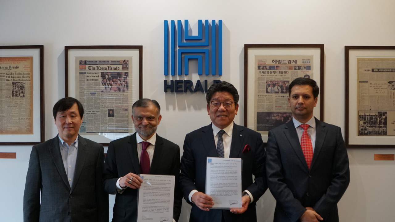 From left: The Korea Herald Vice President Shin Yong-bae, The Korea Herald CEO Choi Jin-young, Pakistan Ambassador to Korea Nabeel Munir and Pakistan Embassy Military Attache Syed Changez Zafar pose for a photo after attending the signing ceremony of a memorandum of understanding at the Herald Corp. headquarters in central Seoul on Monday. (The Korea Herald)