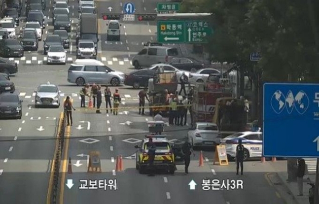 A sinkhole opened up near Eonju Station in Gangnam-gu, Seoul, Tuesday. (Seoul Metropolitan City's Transport Operation & Information Service)