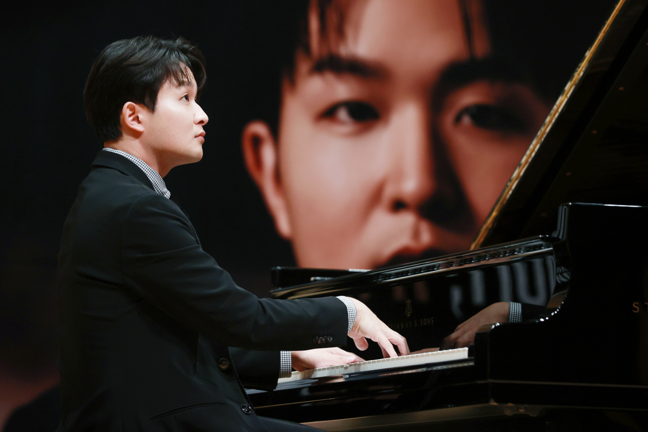 Korean pianist Sunwoo Ye-kwon performs during a press conference at Kumho Art Hall Yonsei at Yonsei University, Seoul, on Tuesday. (Yonhap)
