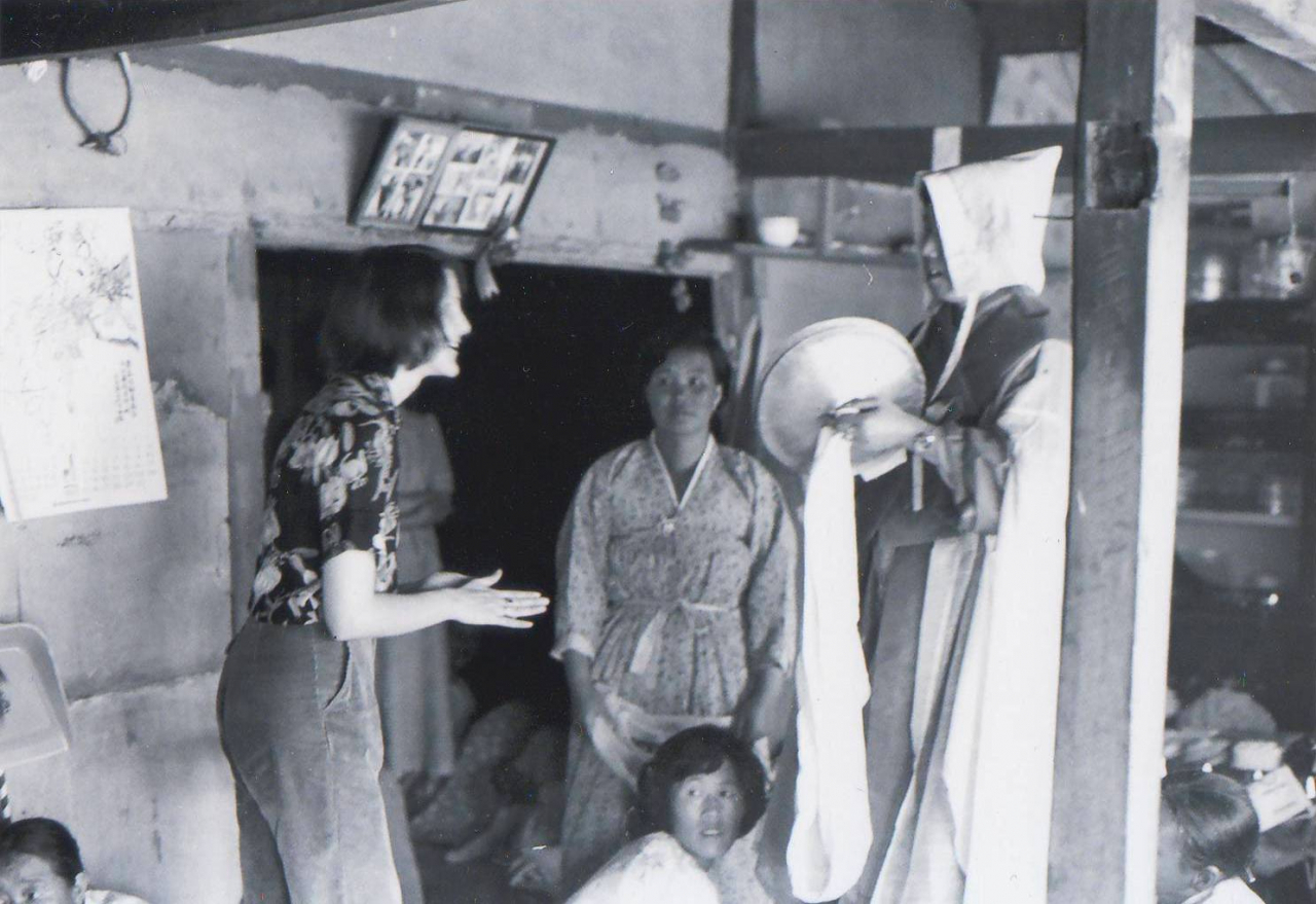 Laurel Kendall speaks with a shaman during her fieldwork in Korea in 1978. (Photo by Sandra Mattielli)