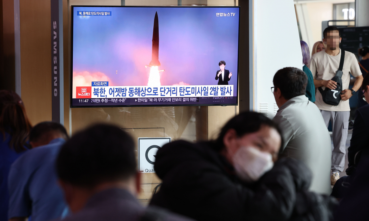 A news report on North Korea's launches of two short-range ballistic missiles the previous day being aired at Seoul Station in central Seoul, taken on Aug.31. (Yonhap)