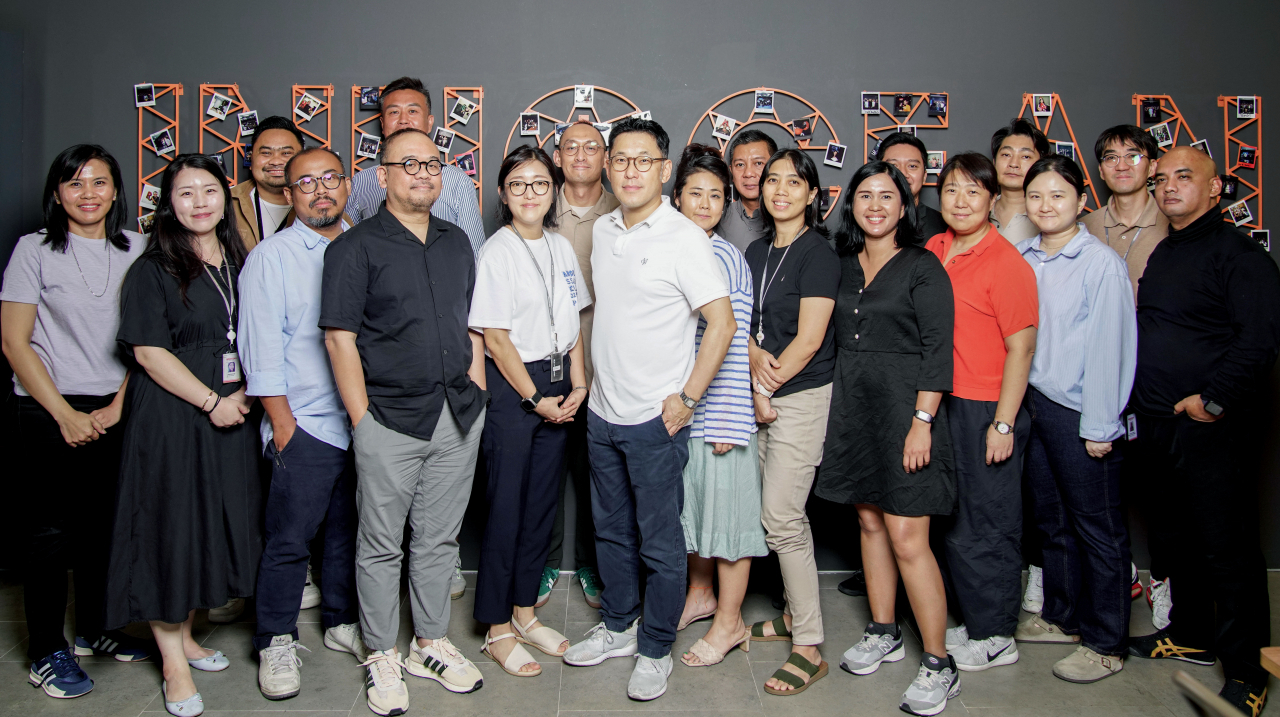 Innocean Indonesia CCO Chow Kok Keong (fourth from left) and Innocean APAC Regional CEO Lee Sang-seok (center, sixth from left) pose for a group photo alongside their employees at Innocean Indonesia's headquarters in Jakarta on Sep. 7. (Innocean Worldwide)