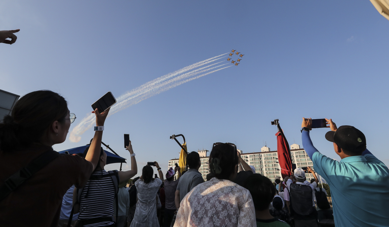 Citizens watch the celebratory flight of the Air Force's special flight team, the Black Eagles, at a cultural experience event to commemorate the 75th anniversary of Armed Forces Day held at Seoul Battleship Park in Mapo-gu, Seoul, Sept. 6. (Newsis)