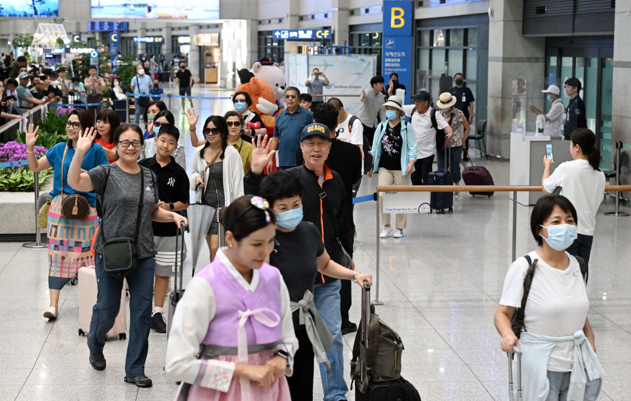 Chinese group travelers exit the departure gate at Incheon Airport Terminal 1 on Aug. 24. (Newsis)