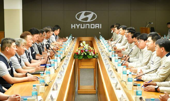 Hyundai Motor Group’s management and labor union members hold the first meeting for the wage negotiation at the company’s Ulsan plant on June 13. (Hyundai Motor Group)