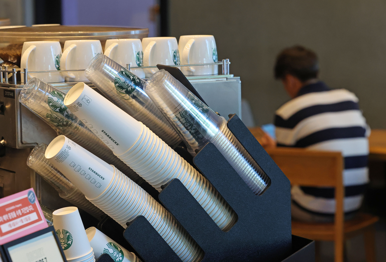 Single-use cups are stacked and ready for use at a Starbucks coffee shop in Seoul on Sept. 7, 2023. (Yonhap)