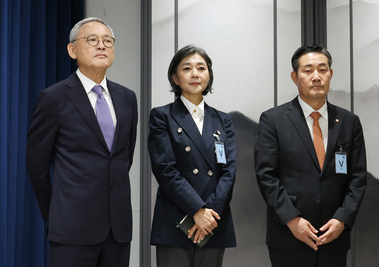 (From left) Nominees Yu In-chon for culture minister, Kim Haeng for gender equality minister and Shin Won-sik for defense minister convene at a briefing at the presidential office in Seoul on Wednesday. (Yonhap)