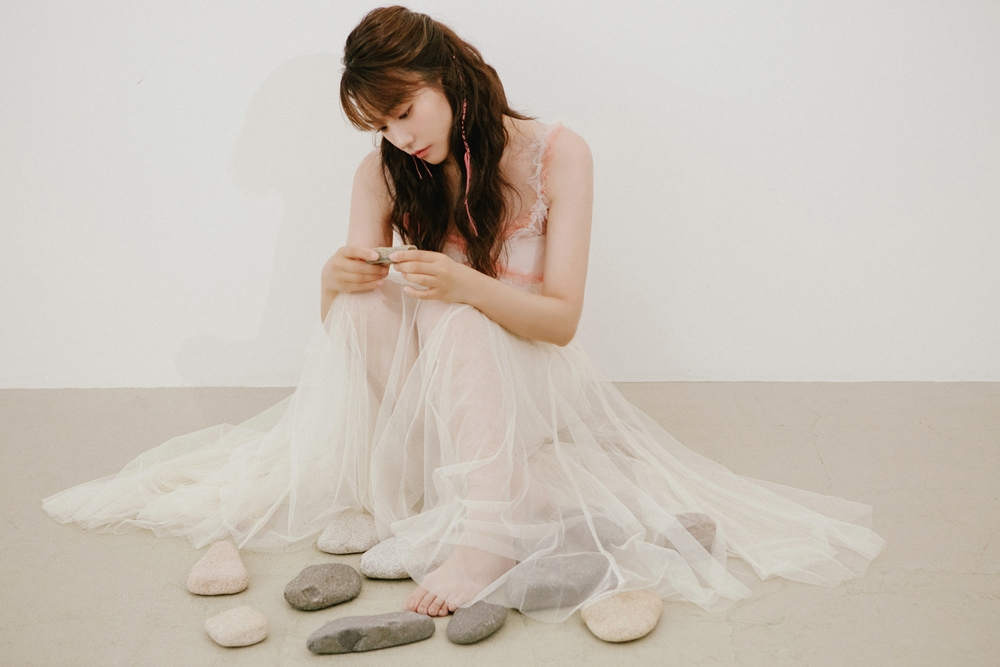 Images of singer-songwriter and jazz pianist Lee Jin Ah's third LP 